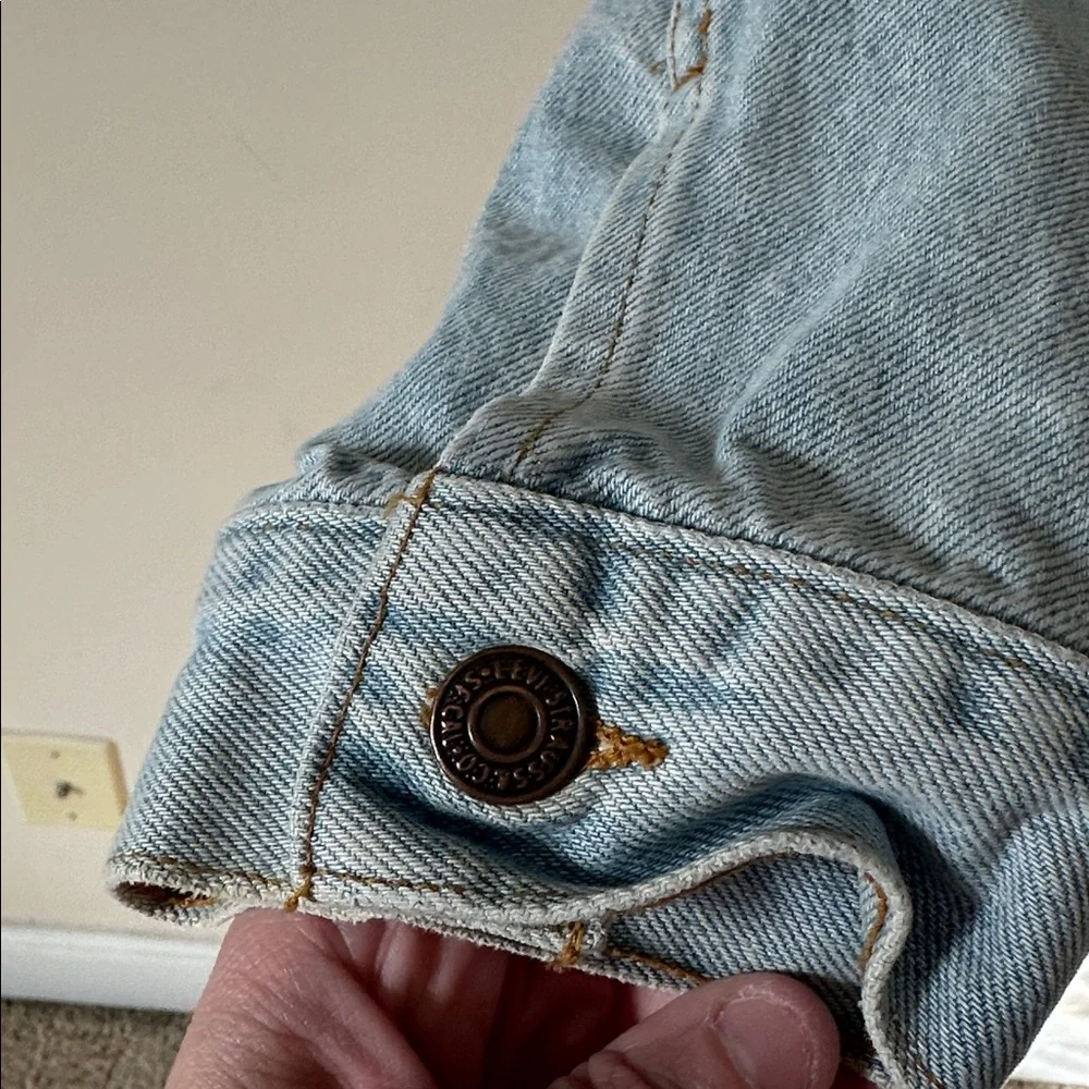 VINTAGE Men’s Levi's Light Blue Denim Truck Jacket - Picture 5 of 8